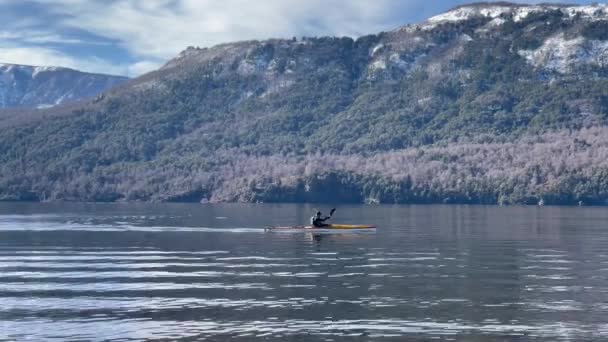 Hombre Navegando Kayak Por Lago Lacar San Martín Los Andes — Vídeo de stock