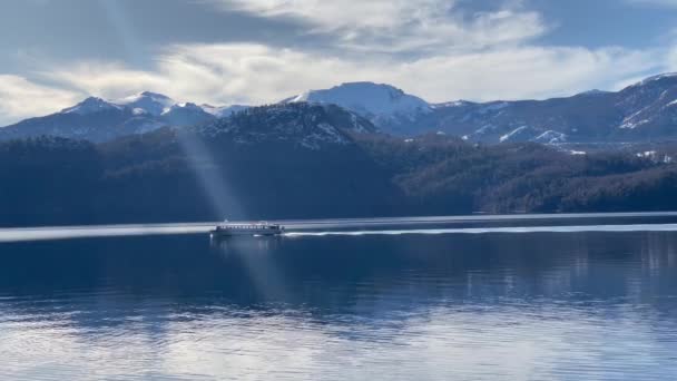 Ein Ausflugsboot Auf Dem Lacar See Der Nähe Des Dorfes — Stockvideo