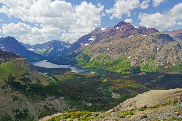 Yukarıdan bir dağ gölü — Stok fotoğraf