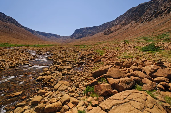 Flusso che scorre attraverso colline aride — Foto Stock