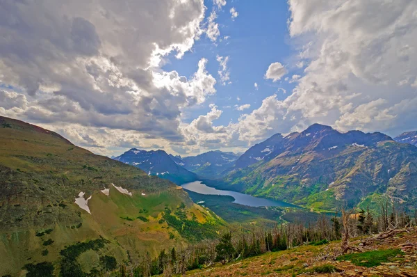 Nachmittags Gewitterwolken über den Bergen — Stockfoto