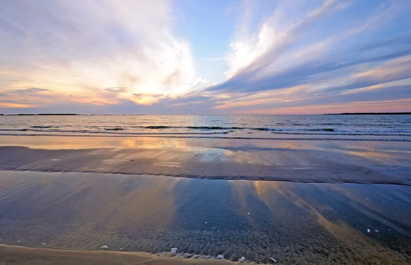 Pôr do sol reflexões sobre um banco de areia oceânico — Fotografia de Stock