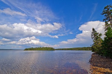 vahşi doğa göl kenarında öğleden sonra bulutlar