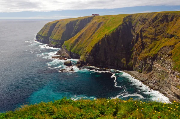 Brume et soleil sur les falaises océaniques éloignées — Photo