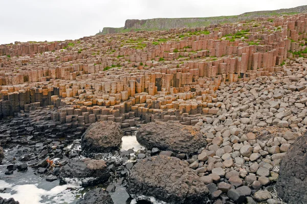 Basalten zuilen op een Oceaan kust — Stockfoto