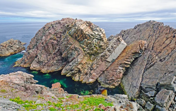 Gekanteld sedimentaire gesteenten op de kust — Stockfoto