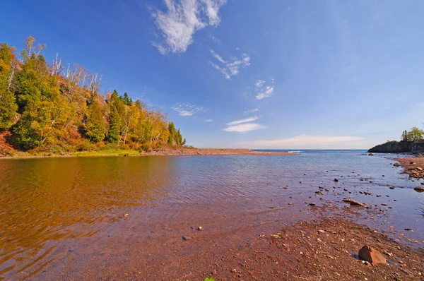 Медленно плывущая река в солнечный день — стоковое фото