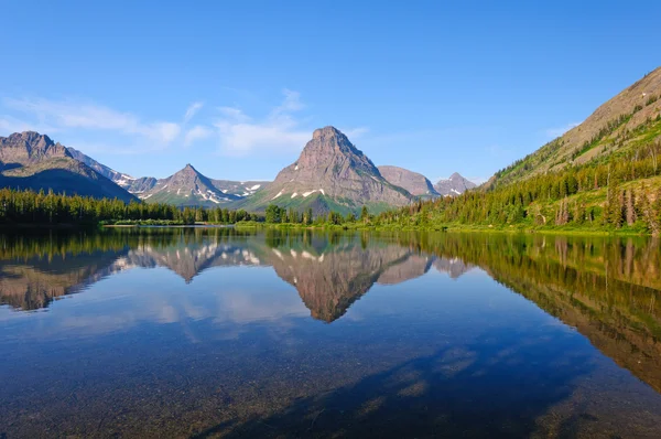 Západní jezero a hory v časných ranních hodinách — Stock fotografie