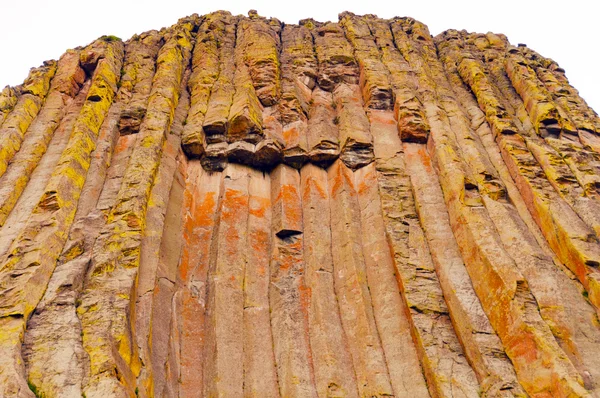 Colonnes déchiquetées dans un monolithe volcanique — Photo