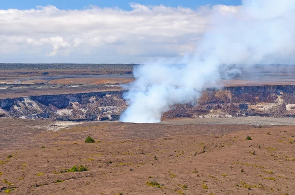 Humo de un cráter volcánico activo —  Fotos de Stock