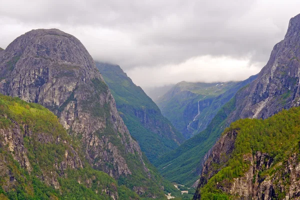 Clouds hanging over a mountain valley — Stock Photo, Image