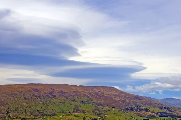 Nubes lenticulares sobre una montaña —  Fotos de Stock