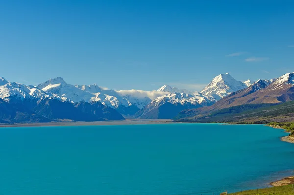 kar kaplı dağlar buzul Gölü üzerinde