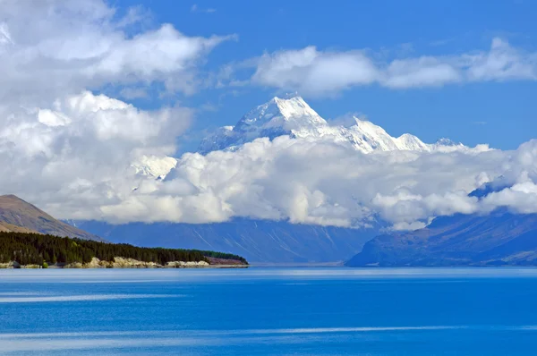 La montagne rompt les nuages — Photo