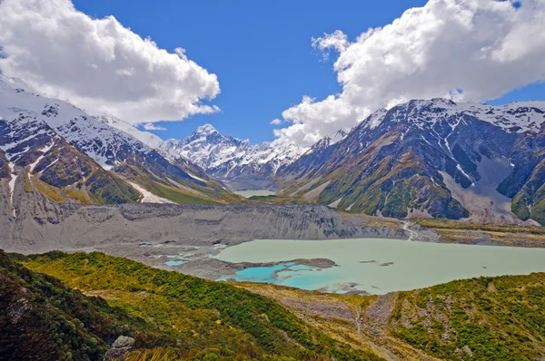 Montagnes à capuchon blanc et une vallée glaciaire — Photo