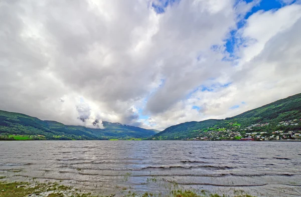 Nubes de verano sobre un lago de montaña —  Fotos de Stock