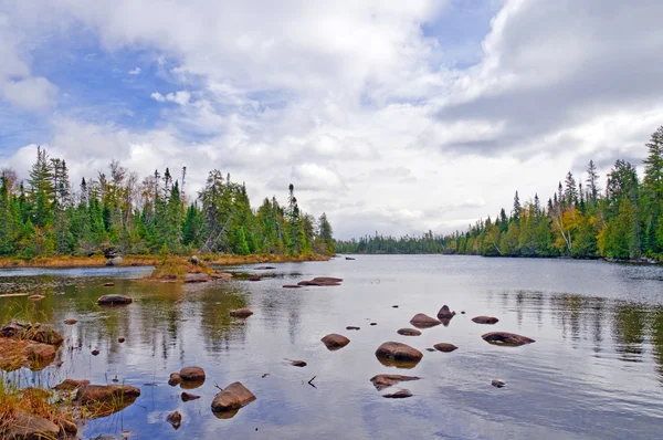 Peu profond sur un lac North Country — Photo