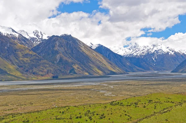 Höga toppar över en glaciär dal — Stockfoto