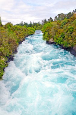dar kanyonda mavi suları