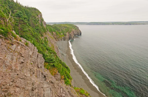 Rugged cliffs along an Ocean Coast — Stock Photo, Image