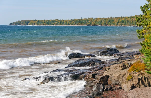 Vagues écrasantes sur un rivage rocheux — Photo