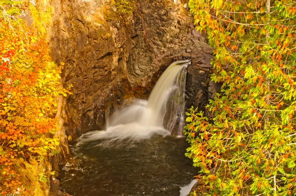 Verborgen watervallen in de herfst — Stockfoto