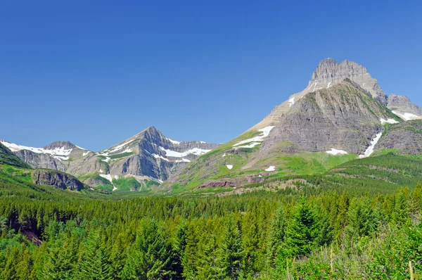 Jagged Peaks contra um céu azul — Fotografia de Stock