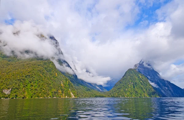 Fiordo del océano en las nubes y el sol — Foto de Stock