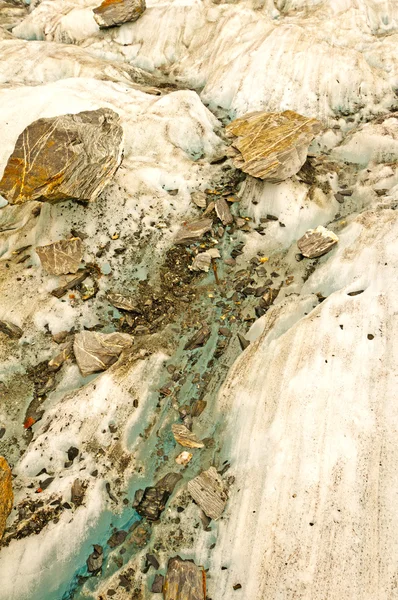 Frammenti di roccia sul ghiaccio glaciale — Foto Stock