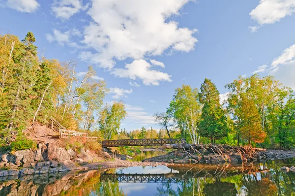 sessiz bir akarsu üzerinde doğal köprü