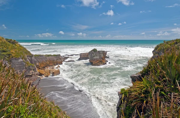 Vista mar ao longo de uma costa rochosa — Fotografia de Stock