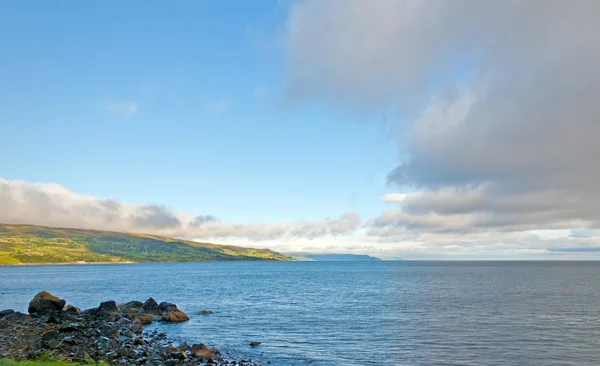 Tidig morgon moln på en havskust — Stockfoto