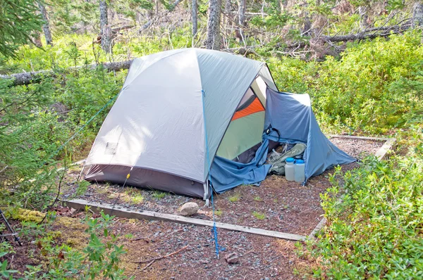 早朝の荒野のキャンプ場 — ストック写真