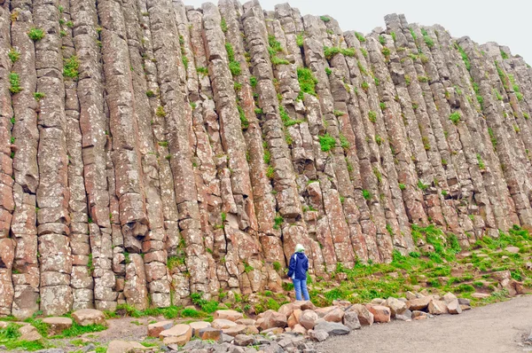 Buscando una pared de roca natural — Foto de Stock