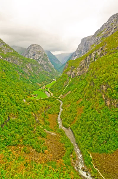 Grünes Gebirgstal in Norwegen — Stockfoto