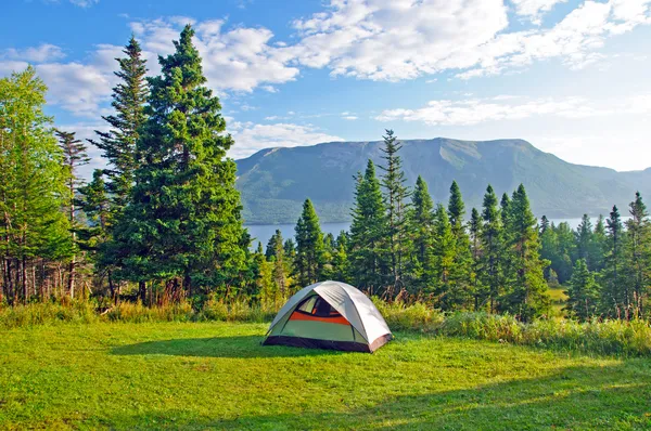 Campingplatz am frühen Morgen an der Küste — Stockfoto