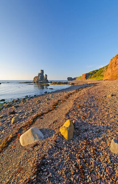 Океан скалы на галечный пляж — стоковое фото