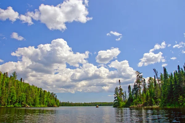 Ciel d'été dans le pays du canot — Photo