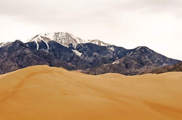 Dunes de sable et montagnes en hiver — Photo