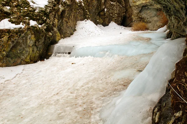 Bevroren watervallen in de bergen — Stockfoto