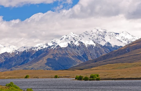 Sneeuw bedekte bergen boven een externe lake — Stockfoto