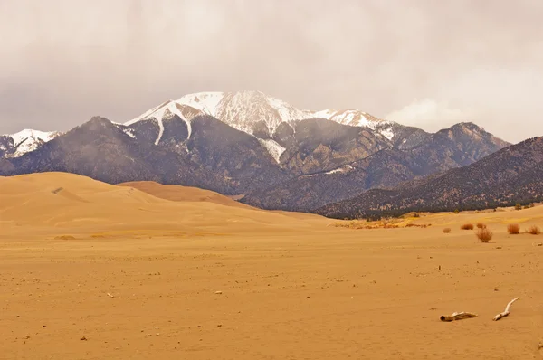 Dunas de areia e neve nas montanhas — Fotografia de Stock