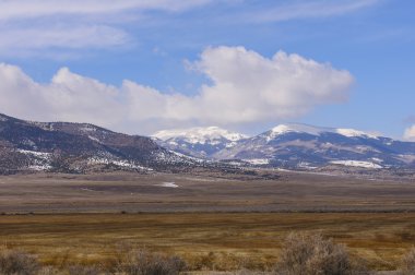 Vadiyi çevreleyen dağlardan bahar kar