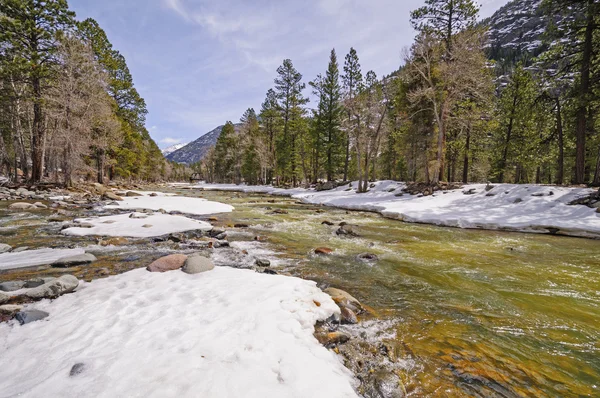 Rwący rzeki z zimowych snowmelt — Zdjęcie stockowe