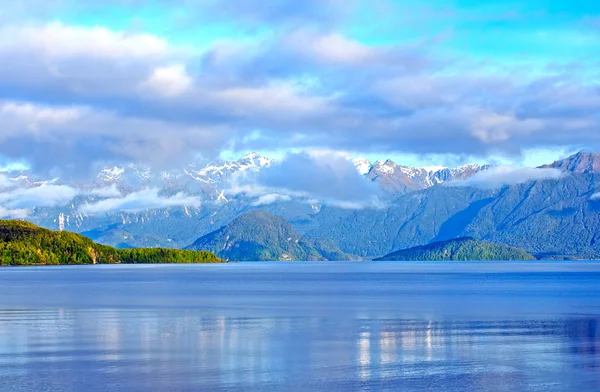 Mañana y nubes y montañas en las Fiordlands — Foto de Stock