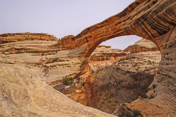 Ponte naturale e il suo torrente nel Red Rock Country — Foto Stock