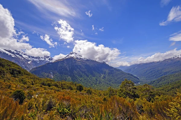 Montagne drammatiche da un sentiero alpino — Foto Stock