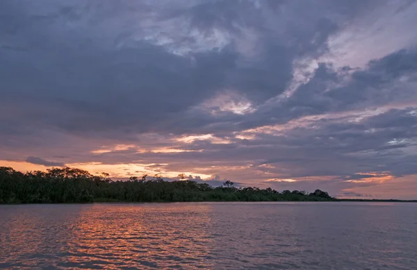 Pôr do sol no rio Amazonas — Fotografia de Stock