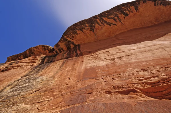 Red Cliff em um desfiladeiro no deserto — Fotografia de Stock