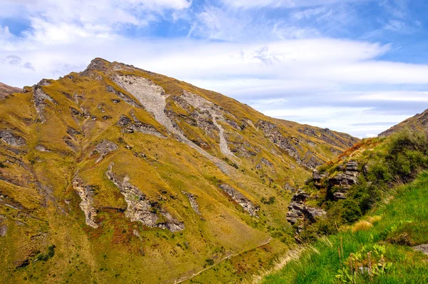 Picos de montaña en un día soleado —  Fotos de Stock